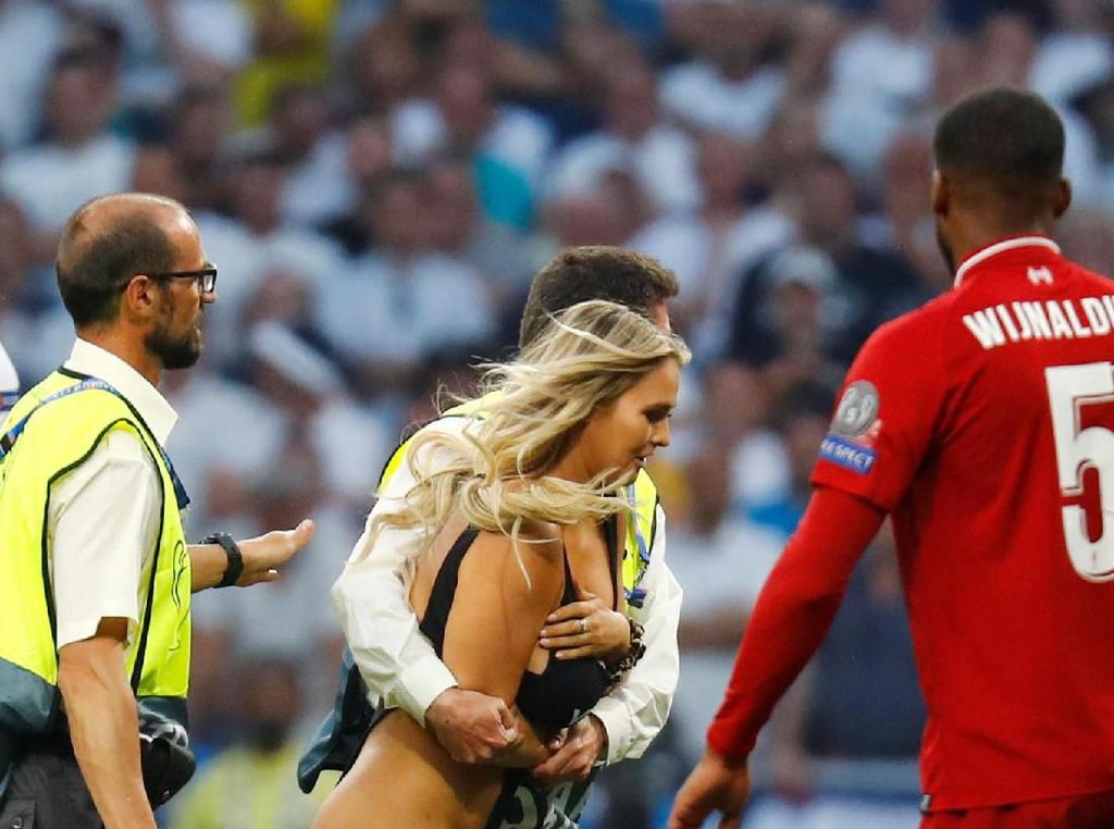 Penyusup Seksi di Final Liga Champions Bikin Netizen Kepo Penyusup Seksi di Final Liga Champions Bikin Netizen Kepo