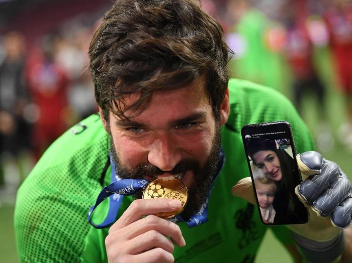 Alisson Becker membuat delapan penyelamatan saat Liverpool mengalahkan Tottenham Hotspur di final Liga Champions (Matthias Hangst/Getty Images)