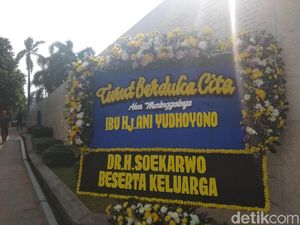 Karangan Bunga untuk Ani Yudhoyono Berderet di Taman Makam Pahlawan Karangan Bunga untuk Ani Yudhoyono Berderet di Taman Makam Pahlawan