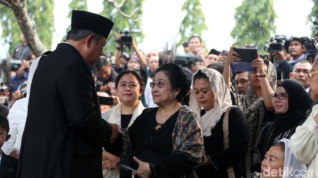 Momen SBY dan Megawati Bersalaman di Pemakaman Ani Yudhoyono
