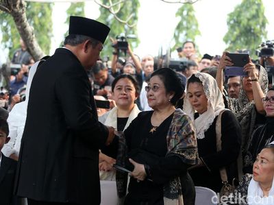 Momen SBY dan Megawati Bersalaman di Pemakaman Ani Yudhoyono
