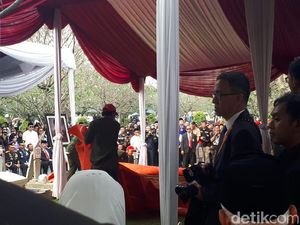 Arumi Bachsin dan Emil Dardak Hadiri Pemakaman Ani Yudhoyono