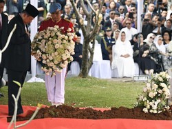 SBY Hormat Lalu Letakkan Karangan Bunga di Makam Ani Yudhoyono