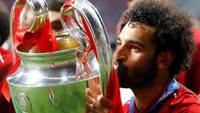 Salah mencium trofi Liga Champions. Kai Pfaffenbach/Reuters.