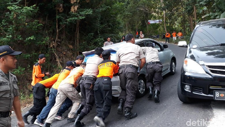 Lewat Jalur Cino Mati Bantul, Banyak Mobil Tak Kuat Nanjak