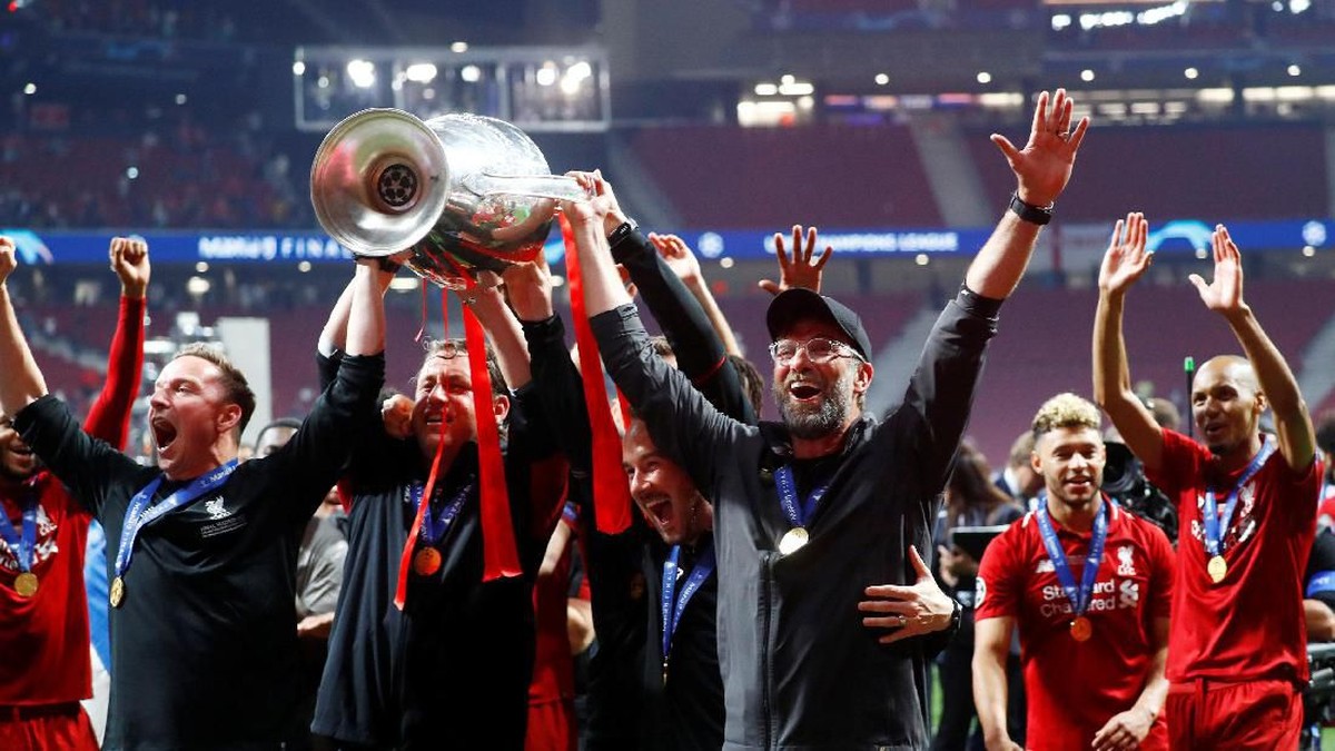 Juergen Klopp mengangkat trofi Liga Champions untuk pertama kalinya (Kai Paffebanch/REUTERS)
