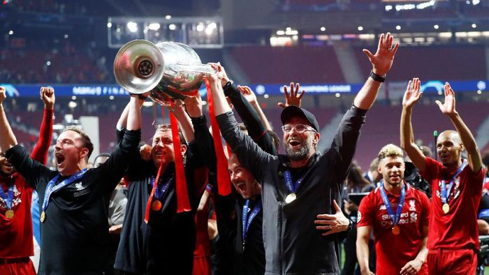 Juergen Klopp mengangkat trofi Liga Champions untuk pertama kalinya (Kai Paffebanch/REUTERS) Juergen Klopp mengangkat trofi Liga Champions untuk pertama kalinya (Kai Paffebanch/REUTERS)