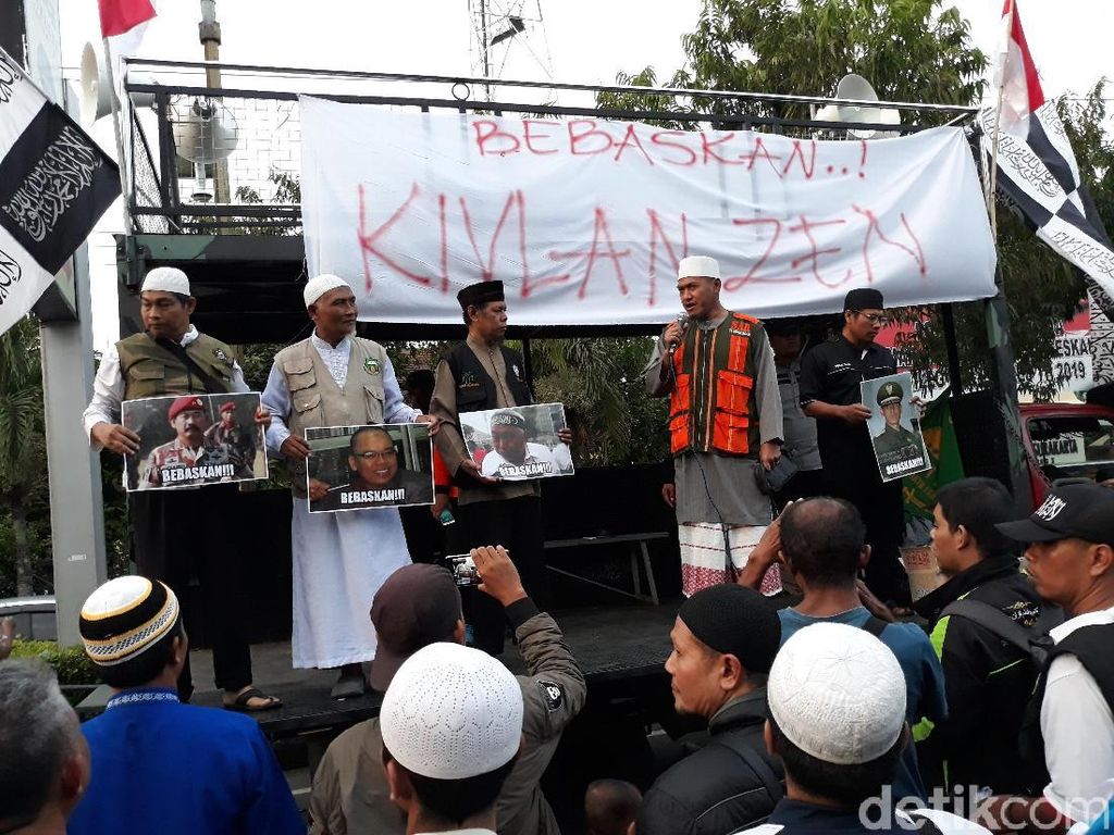 Massa Ormas Datangi Polresta Solo, Tuntut Kivlan Zen Dibebaskan Massa Ormas Datangi Polresta Solo, Tuntut Kivlan Zen Dibebaskan