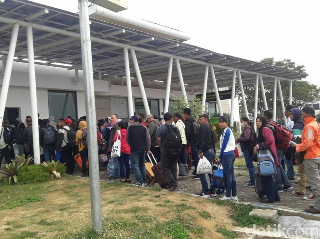 Diprediksi Puncak Arus Mudik, Ratusan TKI Malaysia Tiba di Bandara Banyuwangi Diprediksi Puncak Arus Mudik, Ratusan TKI Malaysia Tiba di Bandara Banyuwangi