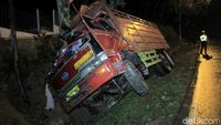 Truk Tabrak Pohon di Jalur Nagreg, 2 Orang Luka Ringan
