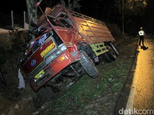 Truk Tabrak Pohon di Jalur Nagreg, 2 Orang Luka Ringan