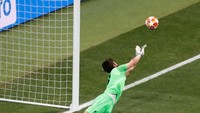 Tottenham sempat mendapat momentum menekan Liverpool. Namun, beberapa kali upaya yang dilakukannya masih belum mampu meruntuhkan kukuhnya lini belakang Si Merah. Sergio Perez/Reuters.