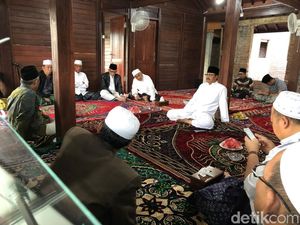 Kiai Sepuh se Jatim Siap Jadi Tuan Rumah Pertemuan Jokowi-Prabowo Kiai Sepuh se Jatim Siap Jadi Tuan Rumah Pertemuan Jokowi-Prabowo