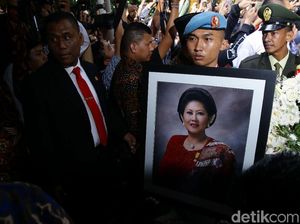 Bom Waktu di Balik Meninggalnya Arifin Ilham dan Ani Yudhoyono Bom Waktu di Balik Meninggalnya Arifin Ilham dan Ani Yudhoyono