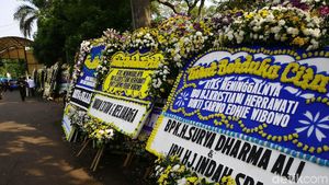 Karangan Bunga untuk Ani Yudhoyono Banjiri Cikeas