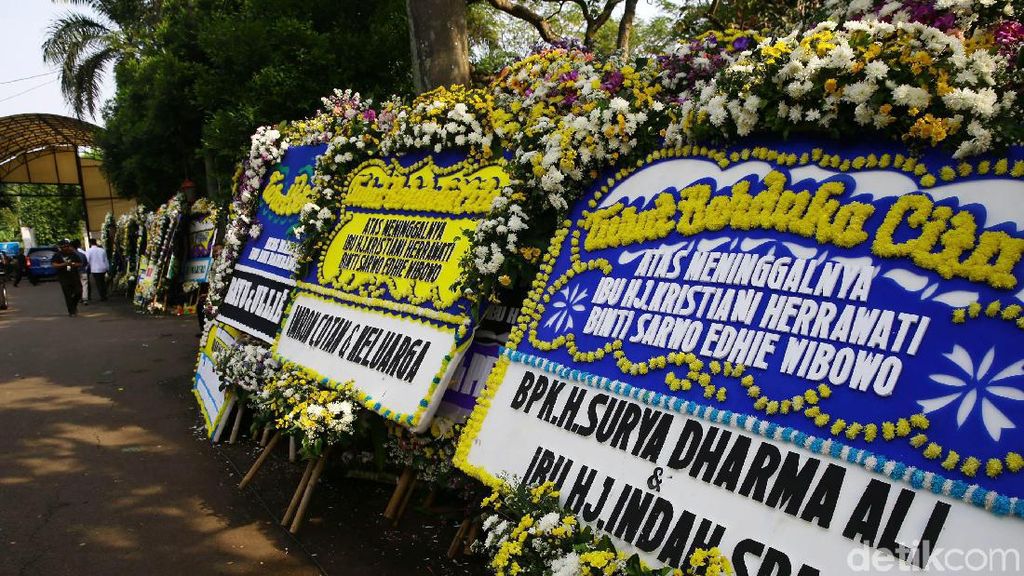 Karangan Bunga untuk Ani Yudhoyono Banjiri Cikeas Karangan Bunga untuk Ani Yudhoyono Banjiri Cikeas