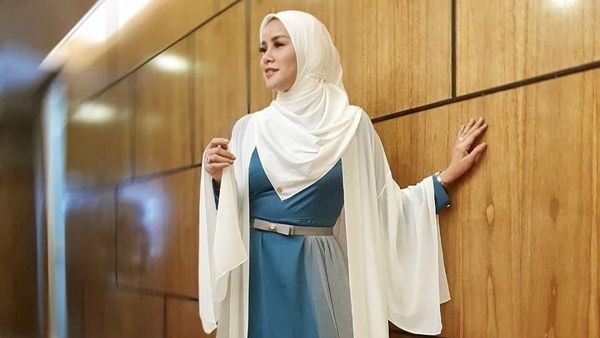 10 Inspirasi Pakai Baju Putih Saat Lebaran dari Para Artis Berhijab