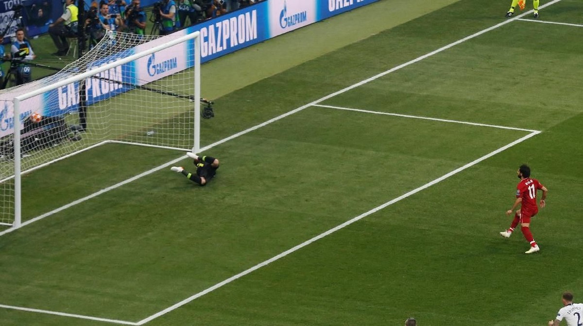 Penalti Mohamed Salah membuat Liverpool unggul cepat atas Tottenham Hotspur di final Liga Champions (REUTERS/Sergio Perez)