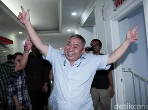 Penahanan Ditangguhkan, Lieus Sungkharisma Pose 2 Jari Penahanan Ditangguhkan, Lieus Sungkharisma Pose 2 Jari