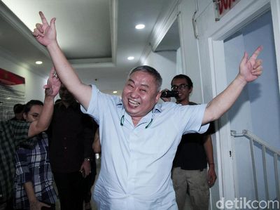 Penahanan Ditangguhkan, Lieus Sungkharisma Pose 2 Jari