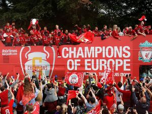 Alisson Kecup Van Dijk Hingga Tingkah Konyol Klopp di Pesta Liverpool