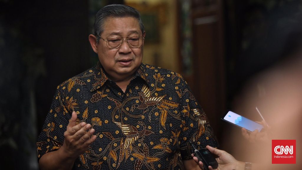 Ketum Partai Demokrat Susilo Bambang Yudhoyono (SBY) menyambut kedatangan Ketua Umum Partai Gerindra, Prabowo Subianto  saat bertakziah menyampaikan belasungkawa atas wafatnya istri SBY, Ani Yudhoyono,  Puri Cikeas, Bogor, 3 Juni 2019. CNN Indonesia/Hesti Rika