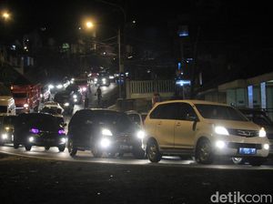 Nagreg Padat, Polisi Berlakukan One Way Nagreg Padat, Polisi Berlakukan One Way
