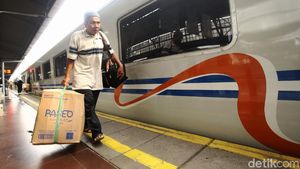 Gelombang Pemudik Masih Terasa di Stasiun Senen