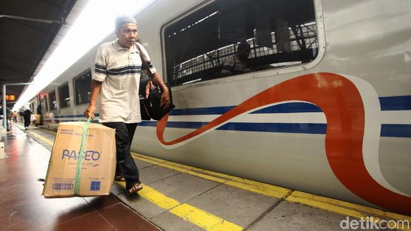Gelombang Pemudik Masih Terasa di Stasiun Senen
