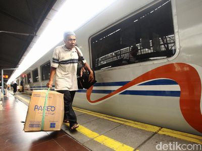 Gelombang Pemudik Masih Terasa di Stasiun Senen