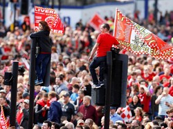 Tingkah Gila Liverpudlian Sambut Parade Juara Liverpool