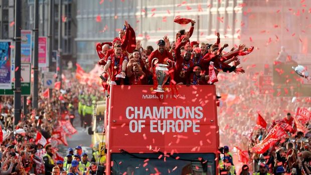 Klopp Hampir Jatuh dari Bus Liverpool