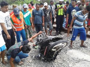 Terserempet Kereta Api, Biker Ini Selamat Tapi Motor Ringsek