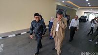Ekspresi Mustofa Nahra Keluar dari Tahanan Bareskrim