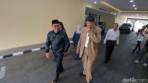 Ekspresi Mustofa Nahra Keluar dari Tahanan Bareskrim