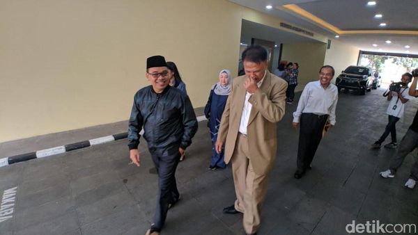 Ekspresi Mustofa Nahra Keluar dari Tahanan Bareskrim