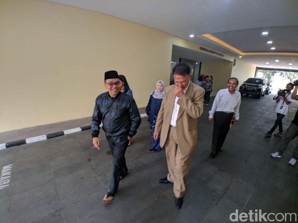 Ekspresi Mustofa Nahra Keluar dari Tahanan Bareskrim Ekspresi Mustofa Nahra Keluar dari Tahanan Bareskrim