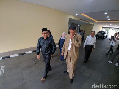 Ekspresi Mustofa Nahra Keluar dari Tahanan Bareskrim