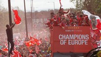 Champions of Europe, demkian bunyi dari tulisan di bus para pemain Liverpool. Arak-arakan itu dimulai dari Allerton Maze, Minggu (2/6) pukul 16.00 waktu setempat. (Foto: Phil Noble/Reuters)