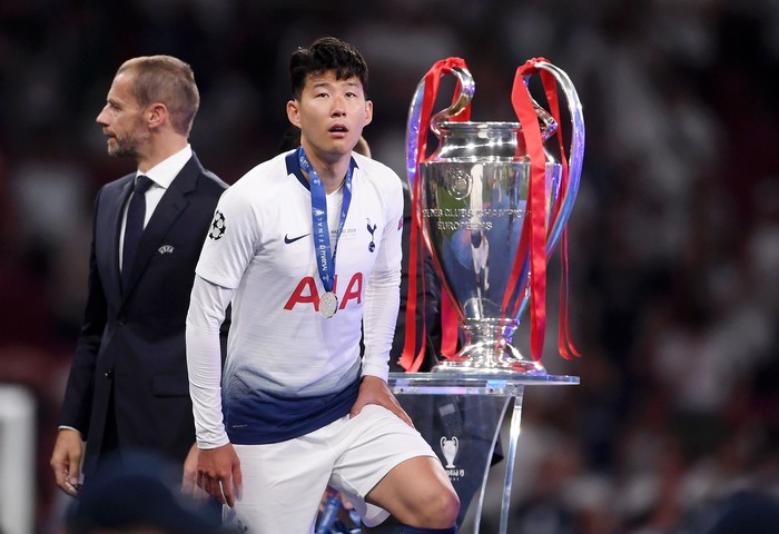 MADRID, SPAIN - JUNE 01: Heung-Min Son of Tottenham Hotspur stands dejected with his runners up medal following the UEFA Champions League Final between Tottenham Hotspur and Liverpool at Estadio Wanda Metropolitano on June 01, 2019 in Madrid, Spain. (Photo by Laurence Griffiths/Getty Images)