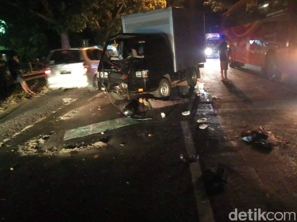 Satu Keluarga Pemudik Motor Tabrak Mobil Boks di Jombang, 1 Tewas