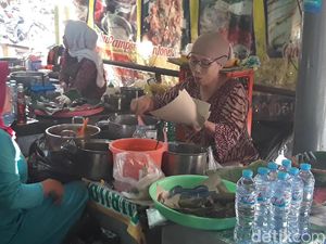 Bikin Ketagihan! Buka Puasa dengan Bubur Madura Legendaris di Pasar Atom Bikin Ketagihan! Buka Puasa dengan Bubur Madura Legendaris di Pasar Atom