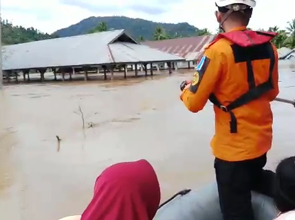 Banjir di Konawe Utara Capai 2 Meter, Dua Desa Terendam Banjir di Konawe Utara Capai 2 Meter, Dua Desa Terendam
