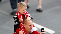 Tua-muda juga ada yang mengajak keluarganya untuk larut dalam kegembiraa klub asal Merseyside itu. (Foto: Jason Cairnduff/Action Images via Reuters)