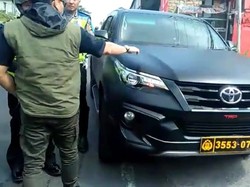 Fortuner Berpelat Dinas Polisi di Tangan Pria Berstatus Pelajar
