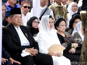 Megawati Hadir di Pemakaman Ani Yudhoyono, PD Ucapkan Terima Kasih