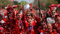 Liverpool mengangkat trofi Liga Champions setelah mengalahkan Tottenham Hotspur 2-0 dalam pertandingan di Wanda Metropolitano, Minggu (2/6/2019). (Foto: Phil Noble/Reuters)