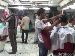 Jelang Lebaran, Tukang Cukur Rambut di Lhokseumawe Diserbu Warga