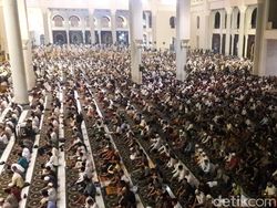 Puluhan Ribu Jemaah Padati Masjid Al Akbar di Malam Ganjil Terakhir Ramadhan
