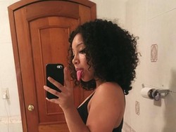 Ada yang Aneh pada Foto Viral Wanita yang Selfie di Kamar Mandi Ini